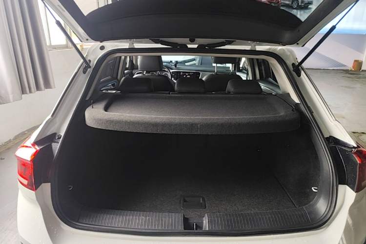 Used Volkswagen T-ROC 2021 280TSI DSG Two-Wheel Drive Elite Connect Edition Trunk
