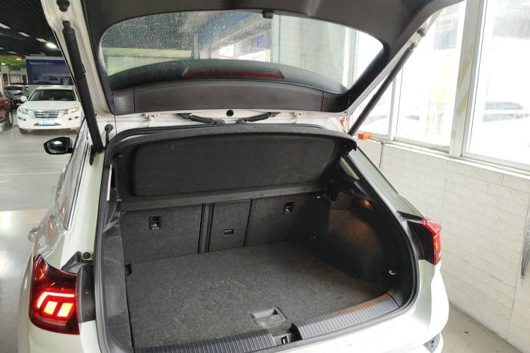Used Volkswagen T-ROC 2021 280TSI DSG Two-Wheel Drive Comfort Connect Edition Trunk