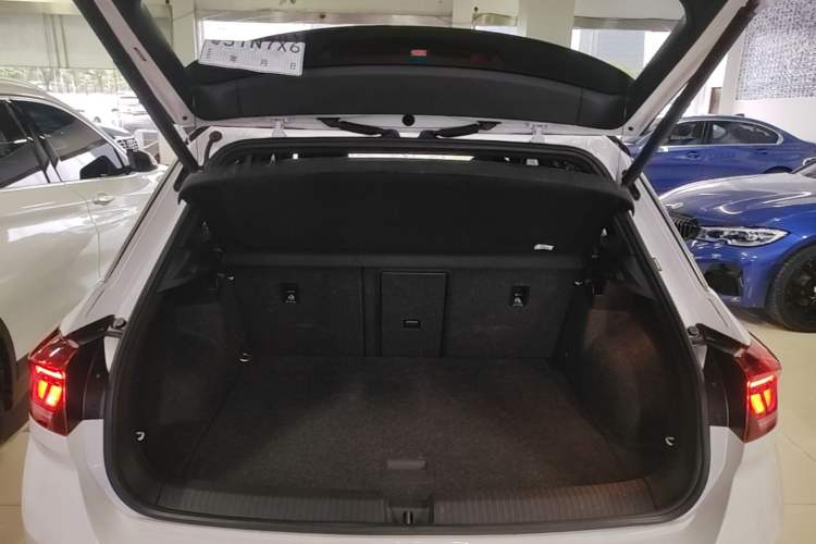 Used Volkswagen T-ROC 2021 280TSI DSG Two-Wheel Drive R-Line Pro Connected Version Trunk