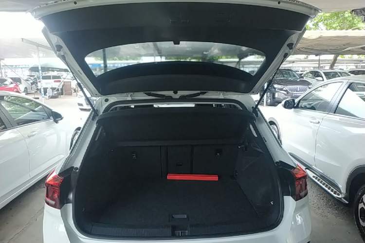 Used Volkswagen T-ROC 2021 280TSI DSG Two-Wheel Drive Elite Connect Edition Trunk