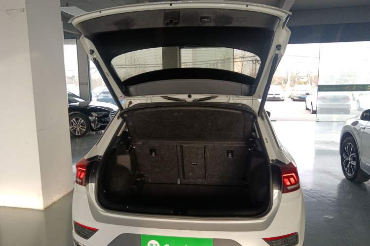 Used Volkswagen T-ROC 2021 280TSI DSG Two-Wheel Drive Comfort Connect Edition Trunk