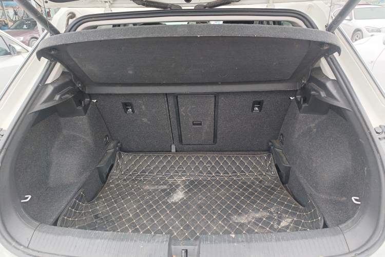 Used Volkswagen T-ROC 2021 280TSI DSG Two-Wheel Drive Comfort Connect Edition Trunk