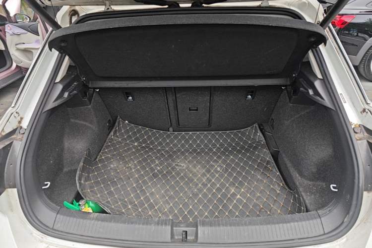 Used Volkswagen T-ROC 2021 280TSI DSG Two-Wheel Drive Comfort Connect Edition Trunk