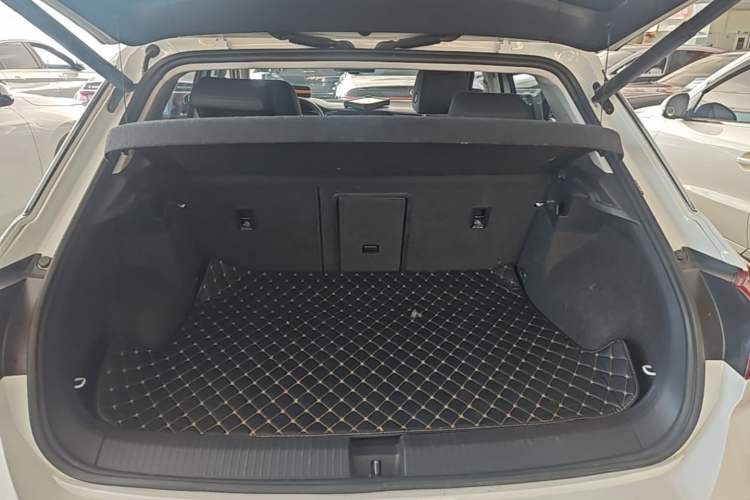 Used Volkswagen T-ROC 2021 280TSI DSG Two-Wheel Drive Comfort Connect Edition Trunk