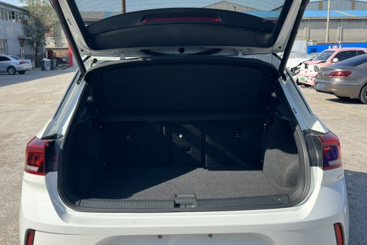 Used Volkswagen T-ROC 2021 280TSI DSG Two-Wheel Drive R-Line Pro Connected Version Trunk