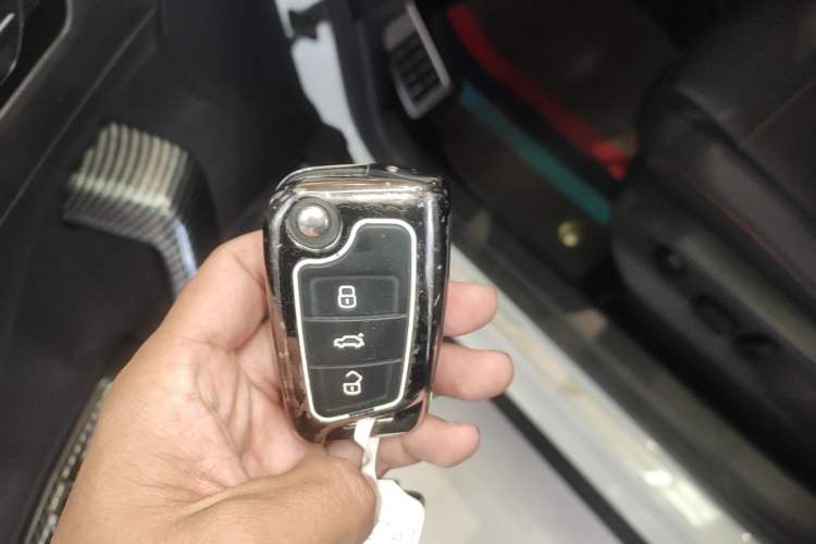 Used Volkswagen T-ROC 2021 280TSI DSG Two-Wheel Drive Comfort Connect 30th Anniversary Edition Vehicle Key
