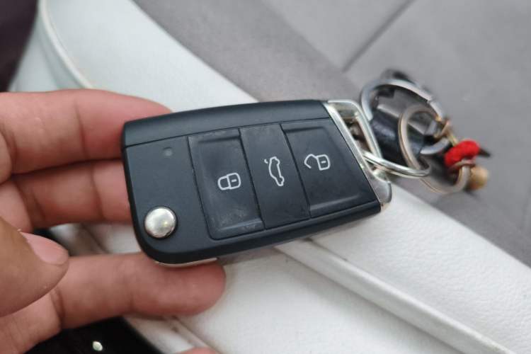 Used Volkswagen T-ROC 2021 280TSI DSG Two-Wheel Drive Comfort Connect 30th Anniversary Edition Vehicle Key