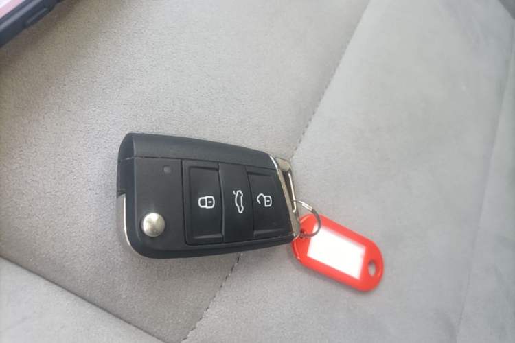 Used Volkswagen T-ROC 2021 280TSI DSG Two-Wheel Drive R-Line Pro Connected Version Vehicle Key