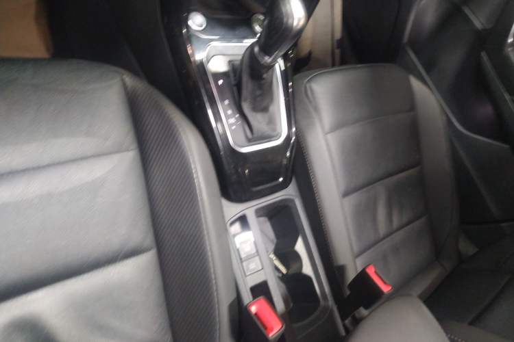 Used Volkswagen T-ROC 2021 280TSI DSG Two-Wheel Drive Comfort Connect Edition Gear Lever