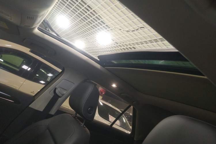 Used Volkswagen T-ROC 2021 280TSI DSG Two-Wheel Drive Comfort Connect Edition Headliner