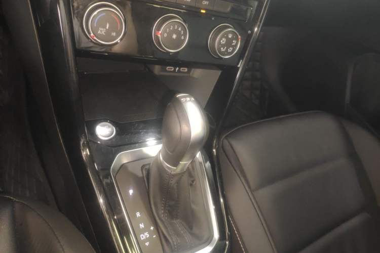 Used Volkswagen T-ROC 2022 280TSI DSG Two-Wheel Drive Comfort PLUS Gear Lever