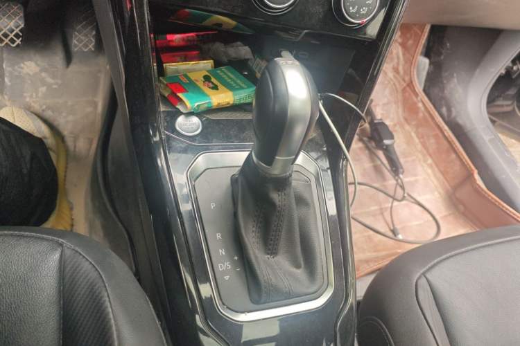 Used Volkswagen T-ROC 2022 280TSI DSG Two-Wheel Drive Comfort PLUS Gear Lever