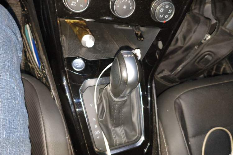 Used Volkswagen T-ROC 2022 280TSI DSG Two-Wheel Drive Comfort PLUS Gear Lever
