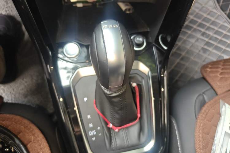 Used Volkswagen T-ROC 2022 280TSI DSG Two-Wheel Drive Comfort PLUS Gear Lever
