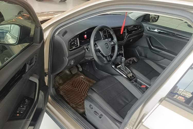 Used Volkswagen T-ROC 2022 280TSI DSG Two-Wheel Drive Elite PLUS Driver Seat
