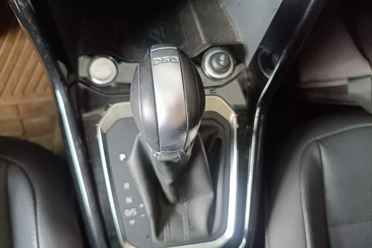 Used Volkswagen T-ROC 2022 280TSI DSG Two-Wheel Drive Elite PLUS Gear Lever