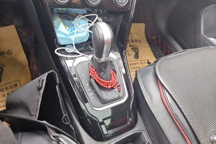Used Volkswagen T-ROC 2022 280TSI DSG Two-Wheel Drive Comfort PLUS Gear Lever