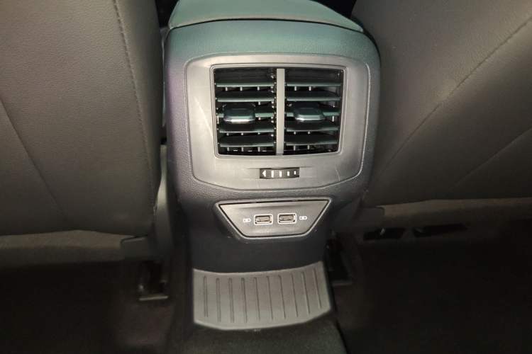 Used Volkswagen T-ROC 2022 280TSI DSG Two-Wheel Drive Comfort PLUS Interior 1