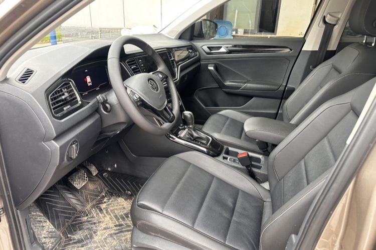 Used Volkswagen T-ROC 2022 280TSI DSG Two-Wheel Drive Comfort PLUS Interior 1