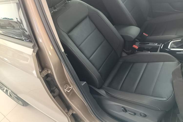 Used Volkswagen T-ROC 2022 280TSI DSG Two-Wheel Drive Elite PLUS Right Front Seat