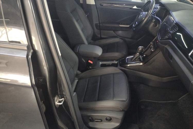 Used Volkswagen T-ROC 2022 280TSI DSG Two-Wheel Drive Comfort PLUS Right Front Seat