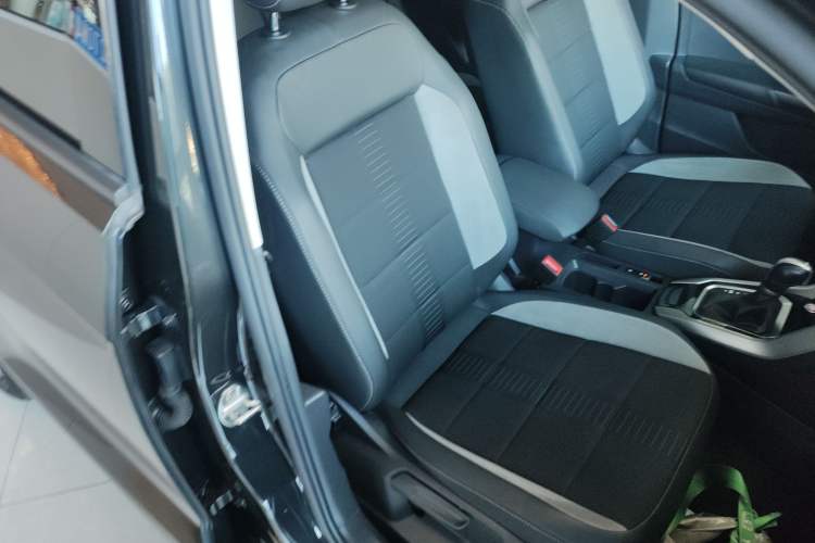 Used Volkswagen T-ROC 2022 280TSI DSG Two-Wheel Drive Elite PLUS Right Front Seat