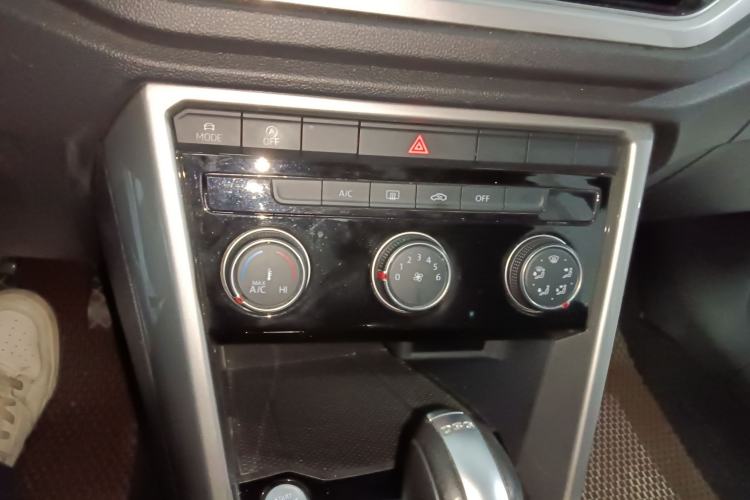 Used Volkswagen T-ROC 2022 280TSI DSG Two-Wheel Drive Elite PLUS Audio And AC Panel