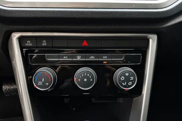 Used Volkswagen T-ROC 2022 280TSI DSG Two-Wheel Drive Elite PLUS Audio And AC Panel