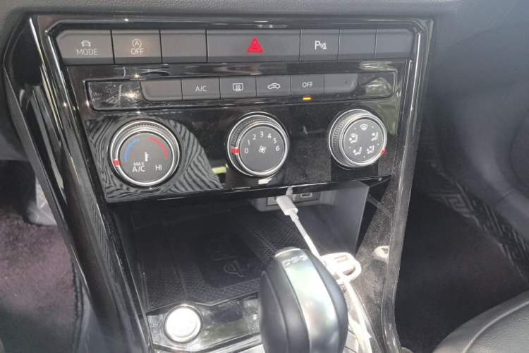 Used Volkswagen T-ROC 2022 280TSI DSG Two-Wheel Drive Comfort PLUS Audio And AC Panel