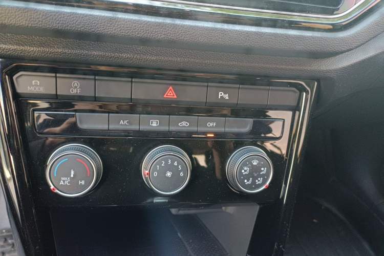 Used Volkswagen T-ROC 2022 280TSI DSG Two-Wheel Drive Comfort PLUS Audio And AC Panel