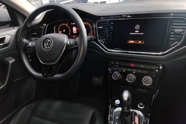 Used Volkswagen T-ROC 2022 280TSI DSG Two-Wheel Drive Comfort PLUS Center Console