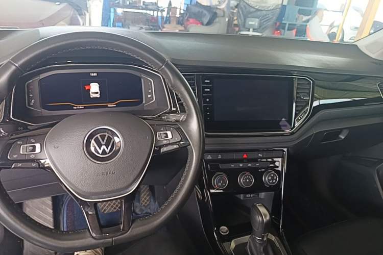 Used Volkswagen T-ROC 2022 280TSI DSG Two-Wheel Drive Comfort PLUS Center Console
