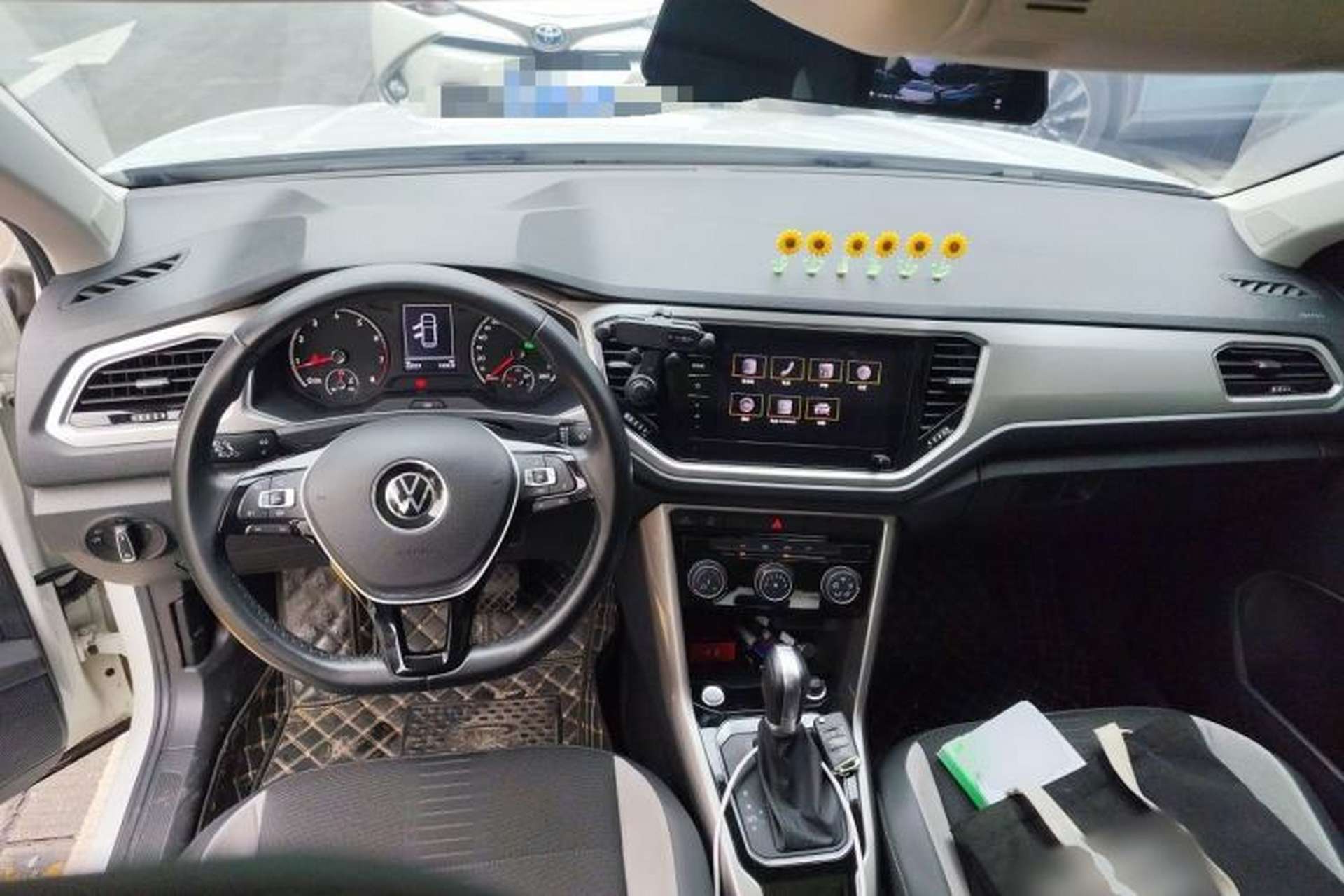 Used Volkswagen T-ROC 2022 280TSI DSG Two-Wheel Drive Elite PLUS Center Console