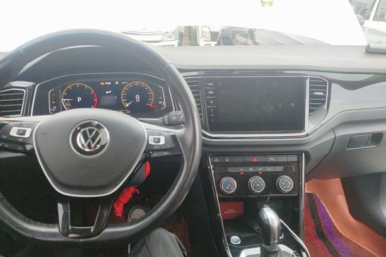 Used Volkswagen T-ROC 2022 280TSI DSG Two-Wheel Drive Comfort PLUS Center Console