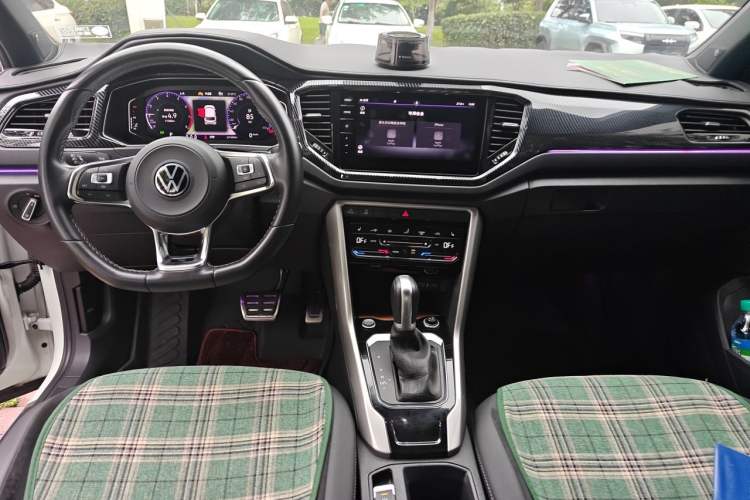 Used Volkswagen T-ROC 2022 280TSI DSG Two-Wheel Drive R-Line Pro PLUS Center Console