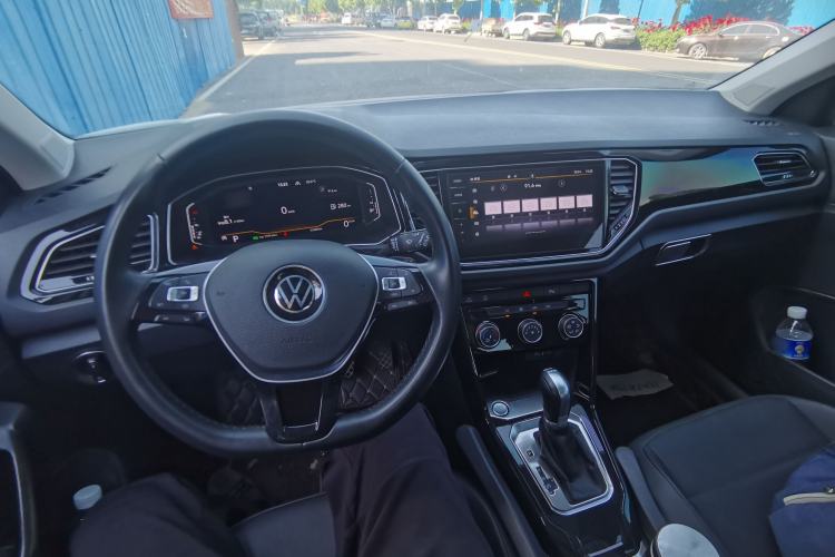 Used Volkswagen T-ROC 2022 280TSI DSG Two-Wheel Drive Comfort PLUS Center Console