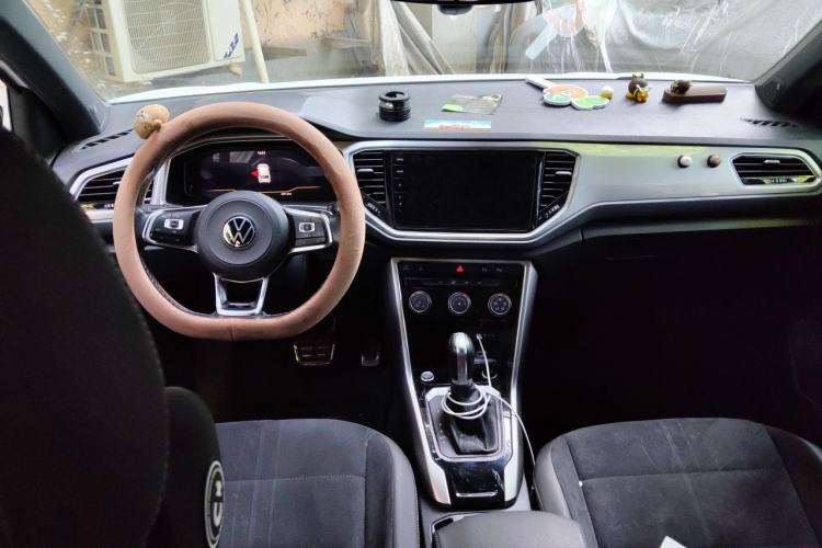 Used Volkswagen T-ROC 2022 280TSI DSG Two-Wheel Drive R-Line Pro PLUS Center Console