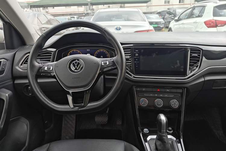 Used Volkswagen T-ROC 2022 280TSI DSG Two-Wheel Drive Comfort PLUS Center Console