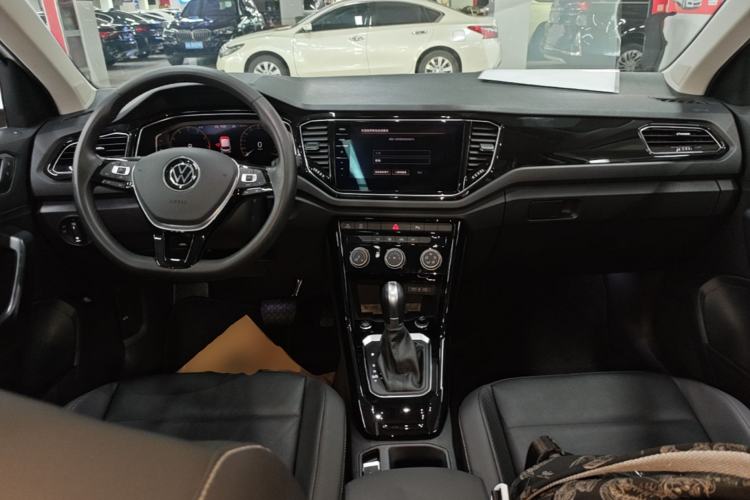 Used Volkswagen T-ROC 2022 280TSI DSG Two-Wheel Drive Comfort PLUS Center Console