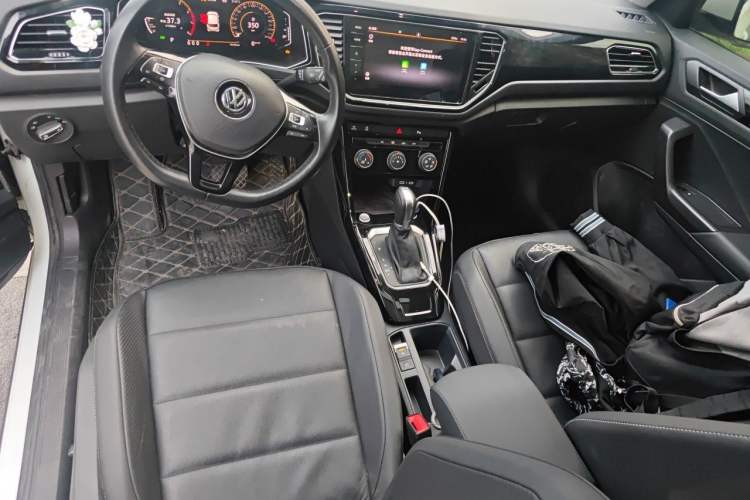 Used Volkswagen T-ROC 2022 280TSI DSG Two-Wheel Drive Comfort PLUS Center Console