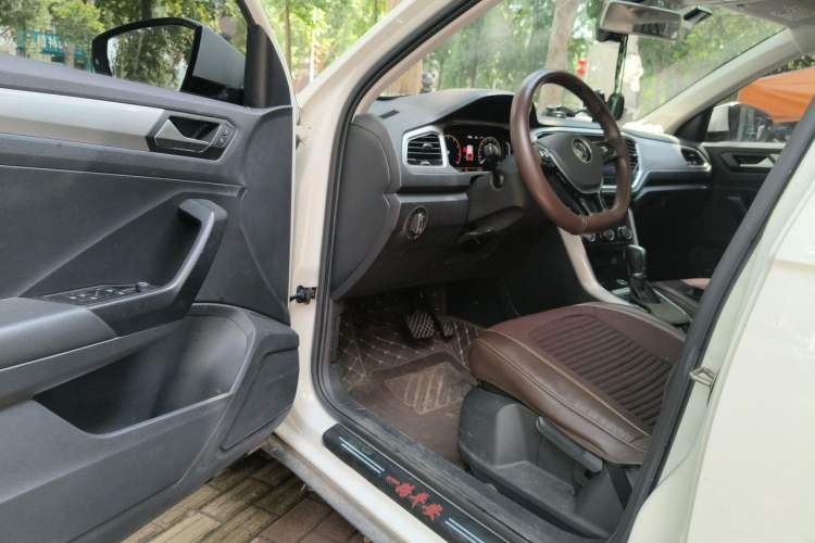 Used Volkswagen T-ROC 2022 280TSI DSG Two-Wheel Drive Elite PLUS Driver Seat