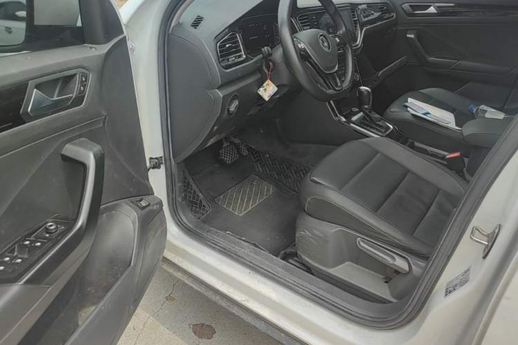 Used Volkswagen T-ROC 2022 280TSI DSG Two-Wheel Drive Comfort PLUS Driver Seat