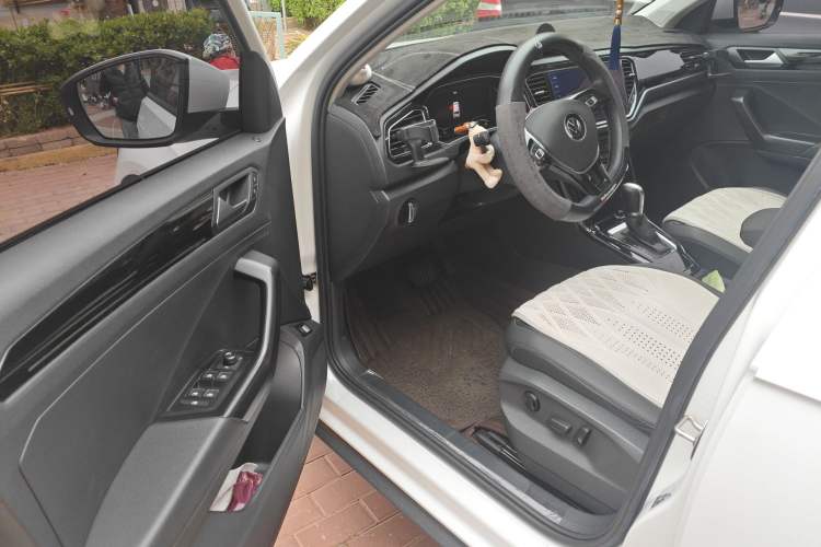 Used Volkswagen T-ROC 2022 280TSI DSG Two-Wheel Drive Comfort PLUS Driver Seat