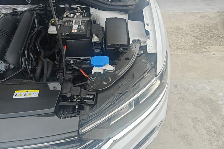 Used Volkswagen T-ROC 2022 280TSI DSG Two-Wheel Drive Comfort PLUS Engine Bay Left
