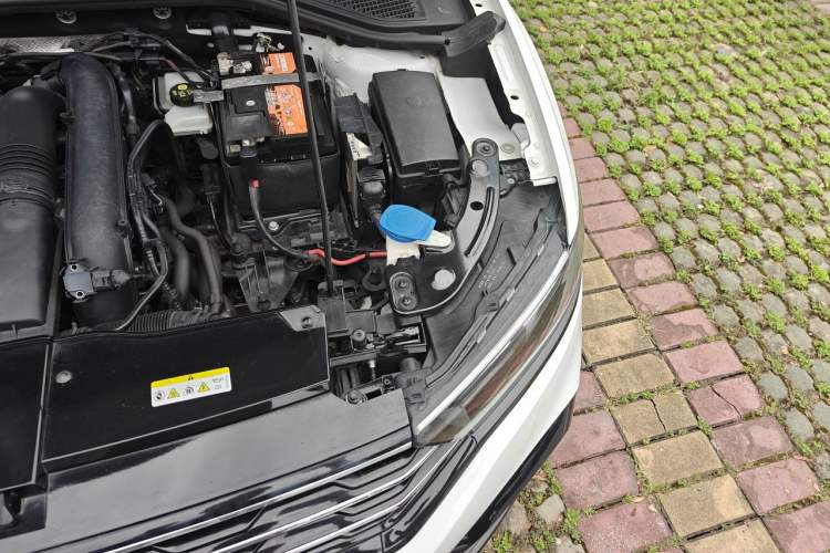 Used Volkswagen T-ROC 2022 280TSI DSG Two-Wheel Drive R-Line Pro PLUS Engine Bay Left