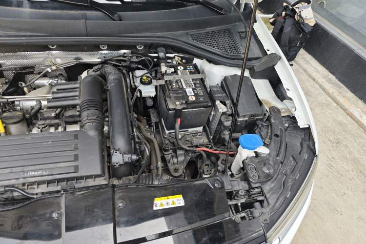 Used Volkswagen T-ROC 2022 280TSI DSG Two-Wheel Drive Comfort PLUS Engine Bay Left