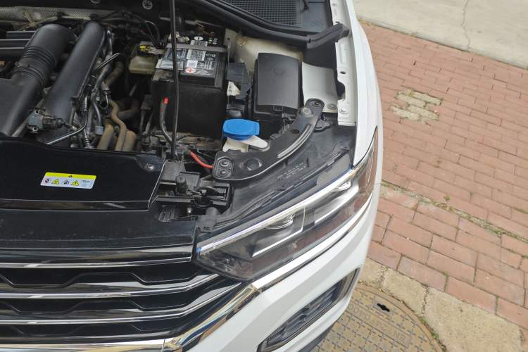 Used Volkswagen T-ROC 2022 280TSI DSG Two-Wheel Drive Comfort PLUS Engine Bay Left