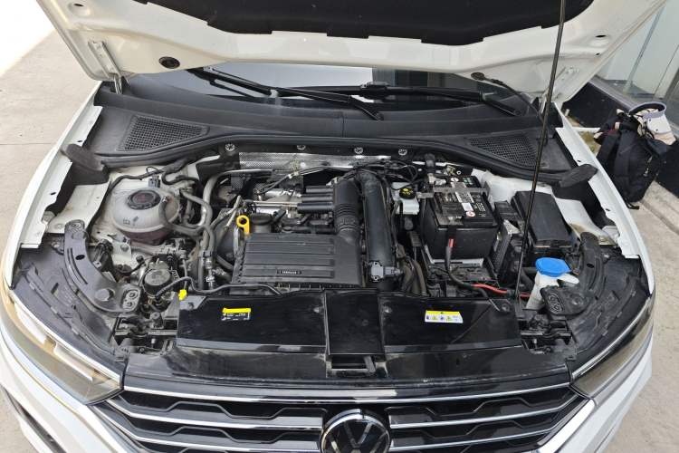 Used Volkswagen T-ROC 2022 280TSI DSG Two-Wheel Drive Comfort PLUS Engine Bay
