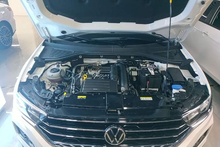 Used Volkswagen T-ROC 2022 280TSI DSG Two-Wheel Drive Comfort PLUS Engine Bay
