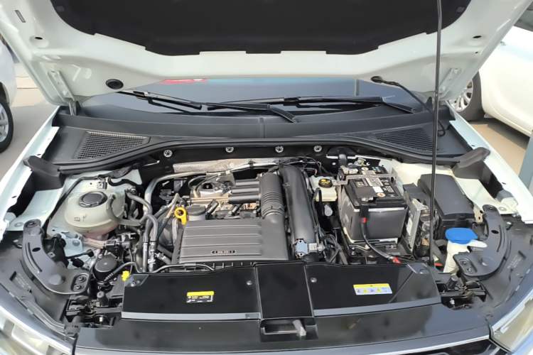 Used Volkswagen T-ROC 2022 280TSI DSG Two-Wheel Drive Comfort PLUS Engine Bay